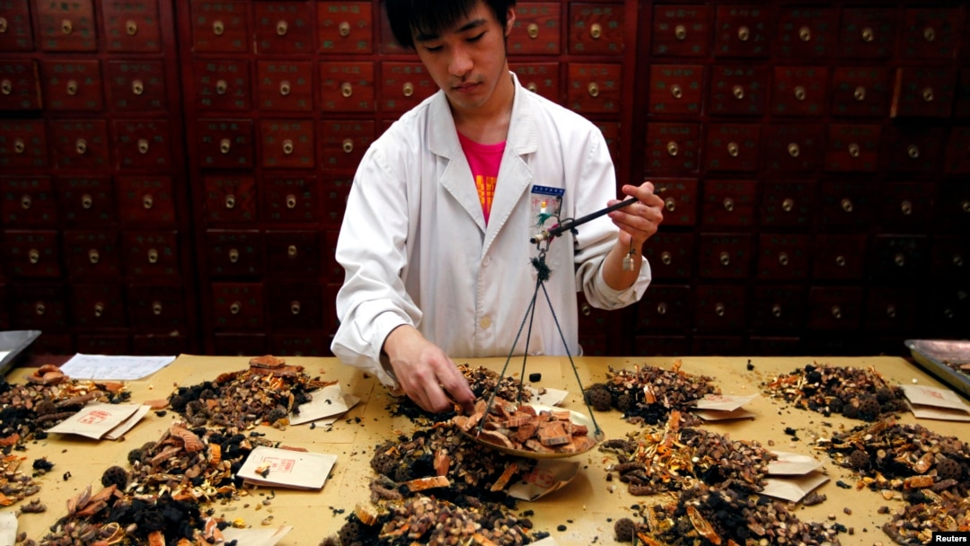 在首都醫科大學附屬北京中醫醫院，一名工作人員在準備中草藥。（2011年5月25日）
