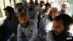 Para tawanan Taliban yang dibebaskan oleh pemerintah Afghanistan dari penjara Bagram bulan Mei 2020 lalu (foto: dok).