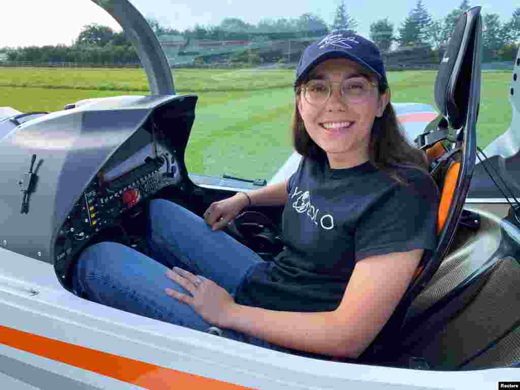 Pilot Inggris-Belgia Zara Rutherford, 19 tahun, berpose dengan pesawat ringannya, di kota Winchester, Inggris. (Foto: REUTERS).