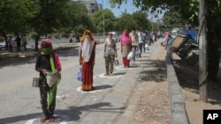 Hindistonda tekin ovqatga navbat