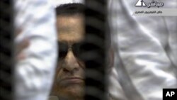 حسنی مبارک، رئیس جمهوری سابق 84 ساله مصر در جلسه دادگاه - دوم ژوئن 2012