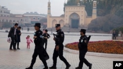 2017年11月4日維吾爾族安全人員在新疆喀什艾提尕爾清真寺附近巡邏