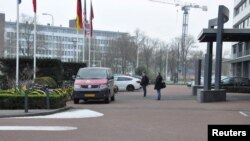 Dua dari empat warga Rusia, yang diduga berusaha meretas Organisasi untuk Pelarangan Senjata Kimia di Den Haag, terlihat dalam gambar handout yang dirilis oleh Menteri Kehutanan Belanda van Defensie, 4 Oktober 2018. 