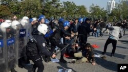 Polisi anti huru-hara bentrok dengan para aktivis yang berupaya bergerak menuju lokasi pemboman kembar di stasiun kereta api utama Ankara, Turki, 10 Oktober 2016 (AP Photo).