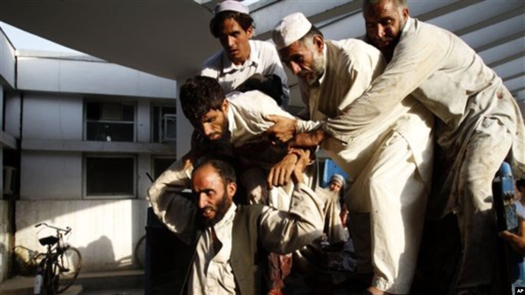 Warga Afghanistan menolong korban yang terluka dalam serangan bom bunuh diri di distrik Dur Baba di provinsi Nangarhar, Afghanistan Timur (4/9). 