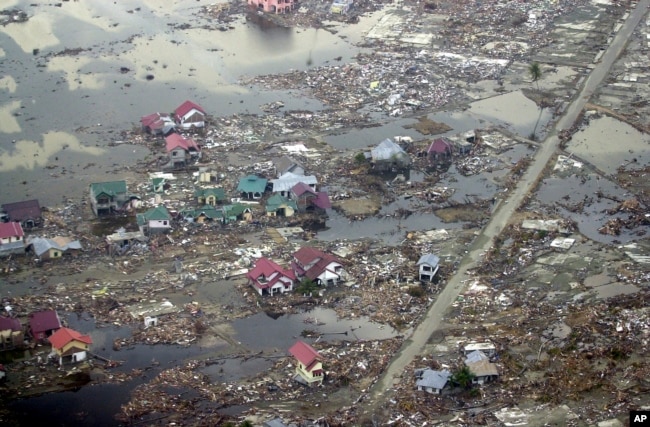 Rumah-rumah yang hancur akibat hantaman gelombang tsunami di kota Meulaboh, provinsi Aceh, 1 Januari 2005. (Dudi Anung, Arsip/AP)