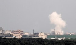 28일 시리아 이들리브주 샤라케브에서 공습으로 연기가 솟아오르고 있다.