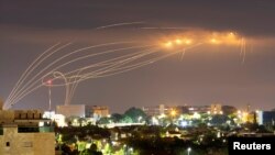 Sistem pertahanan "Kubah Besi" Israel mencegat roket yang ditembakkan dari Gaza terlihat dari kota Ashkelon, Israel selatan (foto: dok).