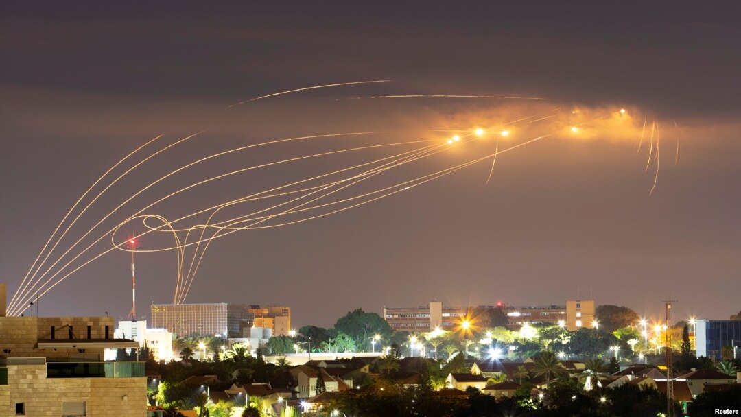 Sistem anti-rudal "Iron Dome" Israel menghadang serangan rudal dari Gaza, terlihat dari kota Ashkelon, Israel, 21 Agustus 2020.
