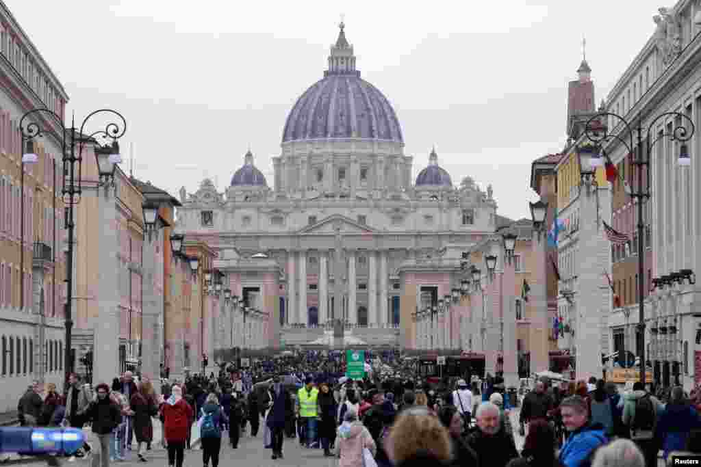 El mundo católico sigue orando por la salud del papa Francisco. En un comunicado publicado el miércoles, el Vaticano dijo que el pontífice pasó con tranquilidad su quinta noche en el hospital Agostino Gemelli de Roma.