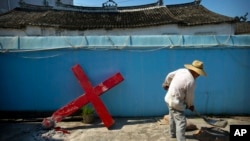 Một loạt các vụ bắt giữ trong vài tháng qua, cộng với chiến dịch của chính quyền trong một thời gian khá lâu nhằm dỡ bỏ hàng trăm cây Thánh giá hoặc thậm chí phá sập một số nhà thờ, đã làm gia tăng những mối lo ngại về quyền tự do tôn giáo ở Trung Quốc.