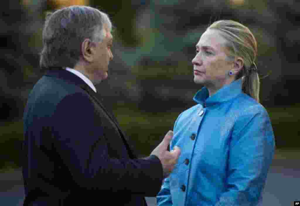 Armenian Foreign Minister Eduard Nalbandian, left, and US Secretary of State Hillary Clinton chat after giving a press conference following meetings Monday, June 4, 2012 at the presidential palace in Yerevan. (AP Photo/Saul Loeb, Pool)