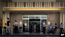 2018年9月11日，在北京當局關閉錫安教堂後，警察在錫安教堂所在樓房的門口把守。