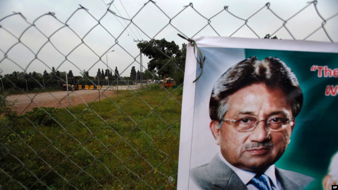 Sebuah poster mantan Presiden Pakistan Pervez Musharraf terlihat terpasang di pintu gerbang rumahnya yang dijaga ketat di Islamabad, Pakistan, 6 November 2013 (Foto: dok). Ancamam bom membuat sidang pertama terhadap Musharraf ditangguhkan pelaksanaannya, Selasa (24/12). 