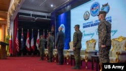 美国和菲律宾军队以及来自日本等伙伴国家的代表在马尼拉都会区的奎松市举行2026年“肩并肩”军演的开幕式。(2026年4月20日)