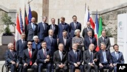 Ministros de Finanzas del G7 reunidos para la foto familiar en el último día de dos días de reuniones en Bari, Italia.