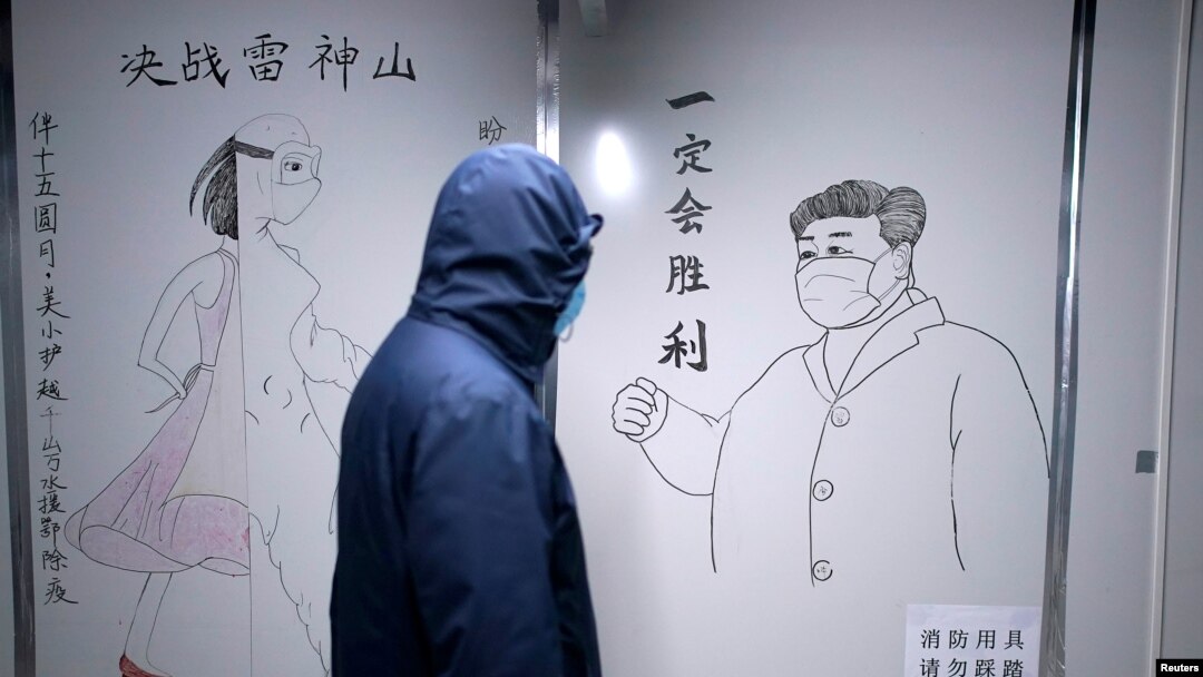 Seseorang berjalan melewati sketsa Presiden China Xi Jinping di dalam Rumah Sakit Leishenshan, rumah sakit darurat untuk merawat pasien COVID-19, di Wuhan, Provinsi Hubei, China. (Foto: Reuters)