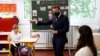 Президент Франції Еммануель Макрон у класі з учнями початкової школи 5 травня 2020 р.