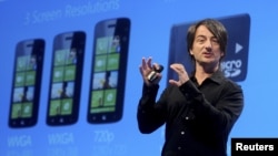 Joe Belfiore, vicepresidente cosporativo de Microsoft, fue el encargado de presentar el nuevo sistema operativo para móviles Windows Phone en San Francisco, California. 