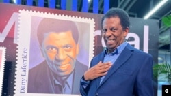 
Lapòs Canada ap Mete Foto Dany Laferrière sou Yon Tenb
