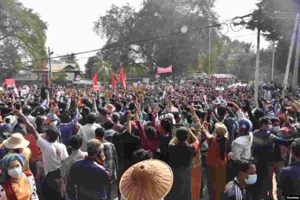 စစ်အာဏာသိမ်းဆန့်ကျင်သူ ကျောက်ပန်းတောင်းမြို့ခံတို့ရဲ့ ဆန္ဒပြ မြင်ကွင်း။ (ဓာတ်ပုံ - CJ - ဖေဖော်ဝါရီ ၀၈၊ ၂၀၂၁)