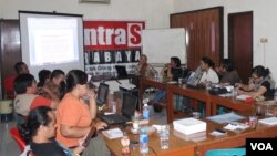 Diskusi "Membedah Tanggungjawab Negara Terhadap Korban Lumpur Lapindo, Pengungsi Syiah Sampang dan Korban Letusan Gunung Merapi" di kantor KontraS Surabaya, 25 September 2014 (Foto: VOA/Petrus)