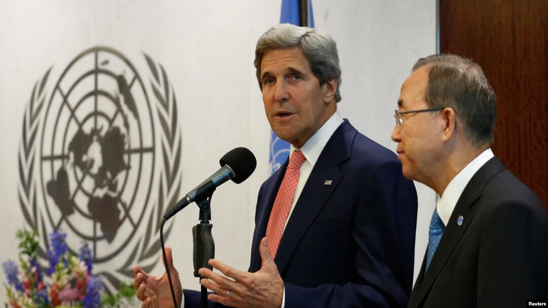 Menlu AS John Kerry didampingi Sekjen PBB Ban Ki-moon, memberikan sambutan di kantor pusat PBB di New York (25/7).