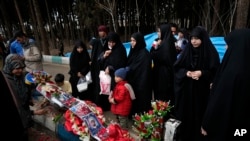 人们在伊朗克尔曼悼念一天前发生的爆炸事件。（2024年1月4日）