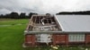 Los escombros dejados por un tornado generado por los restos de la tormenta tropical Debby cubren el campus de la escuela secundaria Springfield en Lucama, Carolina del Norte, el jueves 8 de agosto de 2024. (Foto AP/Allen G. Breed)