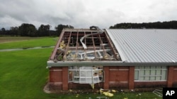 Los escombros dejados por un tornado generado por los restos de la tormenta tropical Debby cubren el campus de la escuela secundaria Springfield en Lucama, Carolina del Norte, el jueves 8 de agosto de 2024. (Foto AP/Allen G. Breed)