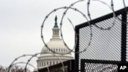 Alambre de púas ha sido colocado sobre la cerca que rodea el perímetro del Capitolio de Estados Unidos, el jueves 11 de febrero de 2021 en Washington. (Foto AP / Alex Brandon)