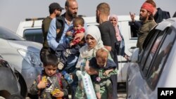 FILE - Warga Suriah yang menjadi pengungsi di Lebanon kembali ke negara asal mereka setelah melakukan perjalanan ke provinsi Idlib utara yang dikuasai oposisi melalui penyeberangan Aoun al-Dadat di utara Manbij, 9 Oktober 2024. (Bakr ALKASEM / AFP)