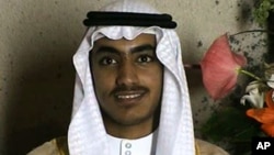 El video divulgado por la CIA permite ver por primera vez a Hamza bin Laden en edad adulta. Hasta ahora el público solo lo había podido ver en imágenes de su infancia.