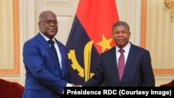 Le président congolais Félix Tshisekedi, à gauche, salue son homologue angolais João Lourenço à Luanda, Angola, le 5 février 2019. (TwitterPrésidence RDC)