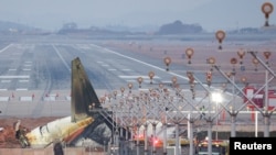 Los restos del avión de Jeju Air que se salió de la pista y se estrelló se encuentran en el Aeropuerto Internacional de Muan, en Muan, Corea del Sur, el 30 de diciembre de 2024. 