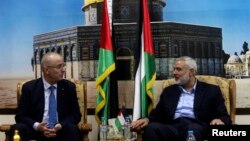 Pemimpin Hamas Ismail Haniyeh (kanan) berbicara dengan PM Palestina Rami Hamdallah di Gaza (9/10).