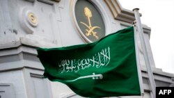 Ilustrasi - Bendera Arab Saudi berkibar di depan konsulat Saudi di Istanbul, 13 Oktober 2018. (Yasin AKGUL/AFP)