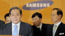 (FILES) In this file photo taken on April 22, 2008 Lee Kun-Hee (L), chairman of South Korea's largest group Samsung, arrives to hold a press conference as the vice chairman Lee Hak-Soo (R) is seen at the group's headquarters in Seoul. - Lee died on…