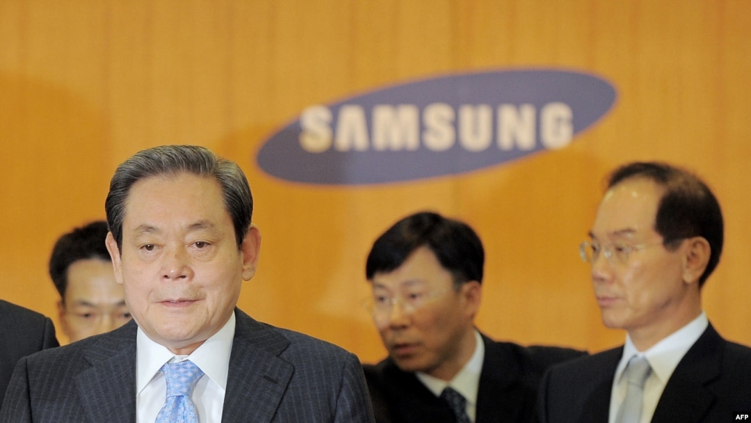 FILE - In this photo taken April 22, 2008, Lee Kun-Hee, left, chairman of Samsung, arrives to hold a press conference as the vice chairman Lee Hak-Soo, right, is seen at the group's headquarters in Seoul. 