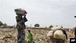 Residents flee from post-election violence, in Kaduna, Nigeria, April 22, 2011