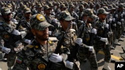 Pripadnici iranske vojske marširaju tokom parade povodom Dana vojske u vojnoj bazi u severnom Teheranu, Iran, 17. aprila 2024. Na paradi, predsednik Ebrahim Raisi je upozorio da će "najmanja invazija" Izraela doneti "masovni i oštar" odgovor.
