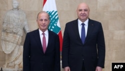 از راست به چپ: جوزف عون، رییس‌جمهور لبنان و مایکل عیسی، سفیر ایالات متحده در لبنان