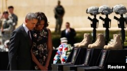 Presiden AS Barack Obama dan ibu negara Michelle Obama memberikan penghormatan terakhir bagi para korban penembakan di Fort Hood, Killeen, Texas (9/4). 