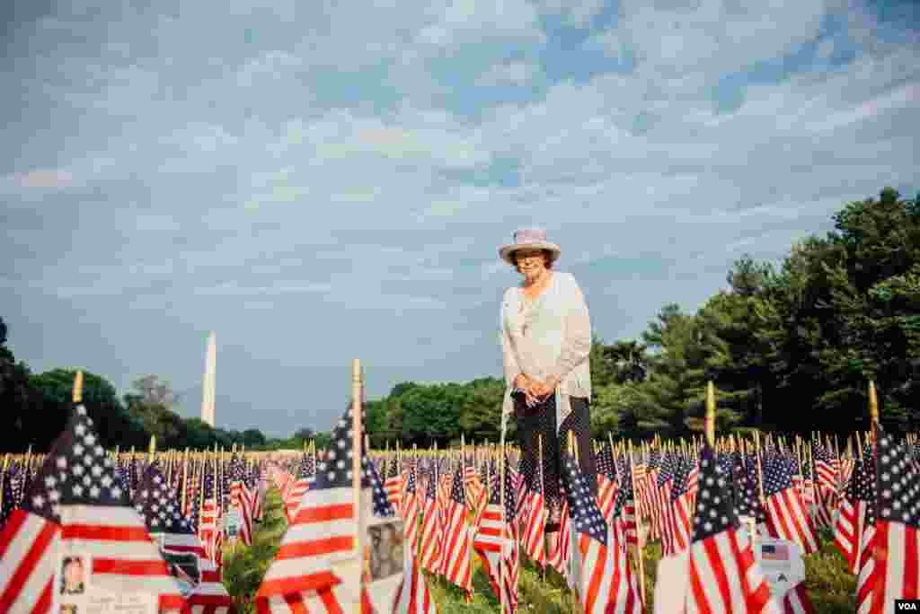 Uma mulher presta a sua homenagem aos militares tombados. Ao fundo o Monumento de Washington&nbsp;