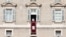 El Papa Francisco se dirige a los fieles desde la ventana del palacio apostólico con vista a la Plaza de San Pedro durante la oración semanal del Ángelus.