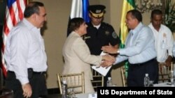 President Lobo greets Ambassador Kubiske at Trilateral cooperation agreement signing ceremony. (Casa Presidencial de Honduras Photo) 