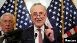 Chuck Schumer, líder demócrata del Senado, solicitó a 74 inspectores generales de todo el gobierno que investigaran cualquier represalia contra los trabajadores federales que informan la mala conducta de la administración Trump.