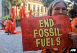 Aktivis memprotes bahan bakar fosil di sela-sela KTT Iklim PBB COP28 di Dubai pada 5 Desember 2023. (Foto: AFP)