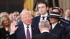 Presiden Donald Trump mengambil sumpah dalam acara pelantikannya di Rotunda Gedung Capitol di Washington, pada 20 Januari 2025. (Foto: Kevin Lamarque/Pool via AP)