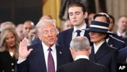 Presiden Donald Trump mengambil sumpah dalam acara pelantikannya di Rotunda Gedung Capitol di Washington, pada 20 Januari 2025. (Foto: Kevin Lamarque/Pool via AP)